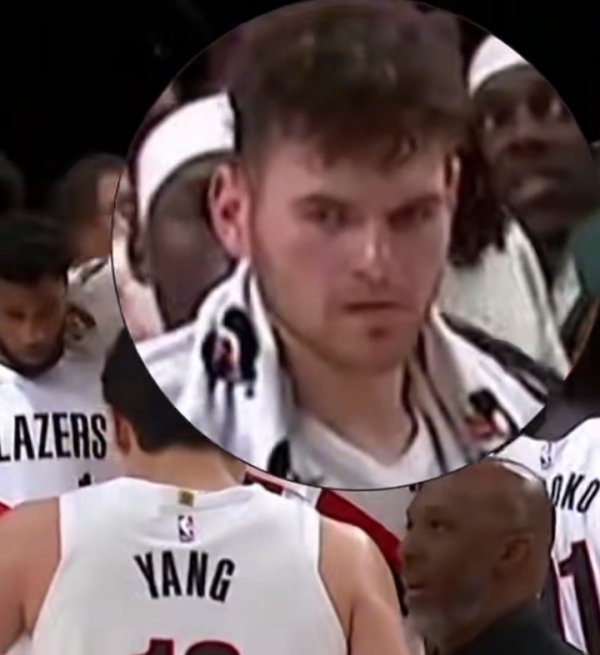 比卢普斯中止 时单独指导杨瀚森 一旁克林根这小表情亮了🤣 比卢普斯中止 时单独指导杨瀚森 一旁克林根这小表情亮了🤣