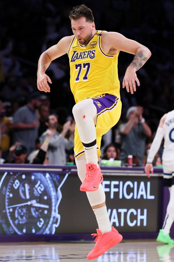 雷迪克:东契奇做些傻事是享受赛事 的方式 我允许他不按套路出手 雷迪克:东契奇做些傻事是享受赛事 的方式 我允许他不按套路出手