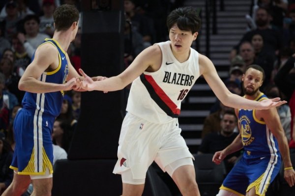 媒体人：杨瀚森的位置感 尤其是防卫  一端的位置感持续在进步