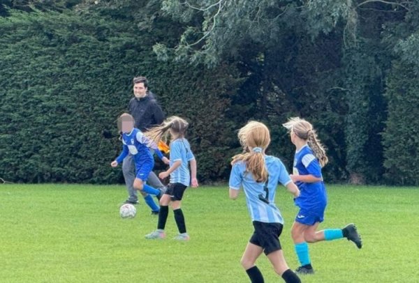 社区之光！伊劳拉带伯恩茅斯赢球后，到草根女子青训古代足球    赛当助理裁判