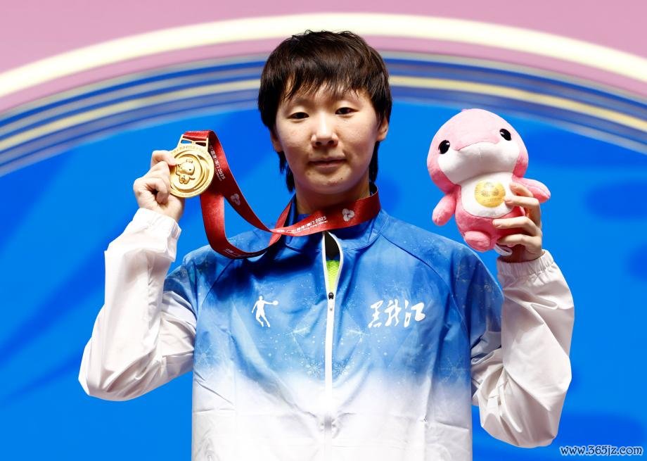 [图]王曼昱全运会女单蝉联第一名     孙颖莎救4赛点摘银
