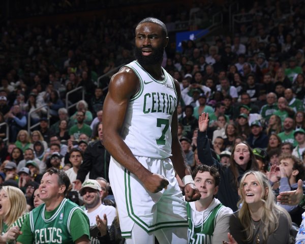 杰伦-布朗：外界给的压力很大 一场打不好就会出现把我交易的声音