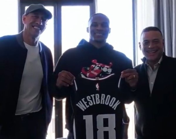 震惊!九届明星赛威少“沦为”球童 在练习 时负责给队友捡球😛 震惊!九届明星赛威少“沦为”球童 在练习 时负责给队友捡球😛