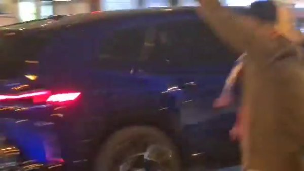 开心!赫伊森父子鸣笛与皇击鞠 迷互动,庆祝国家德比取胜 开心!赫伊森父子鸣笛与皇击鞠 迷互动,庆祝国家德比取胜