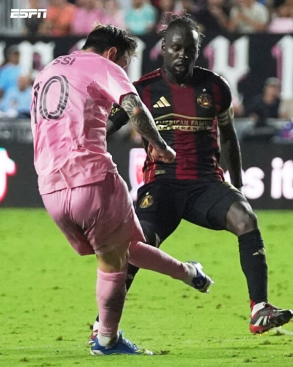 兜出一个整数！这是梅西身穿10号运动活动    服  进的800球