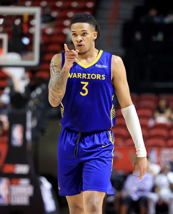 科尔&巴特勒夸奖理查德:他真的知道如何打球 真让人兴奋啊 科尔&巴特勒夸奖理查德:他真的知道如何打球 真让人兴奋啊