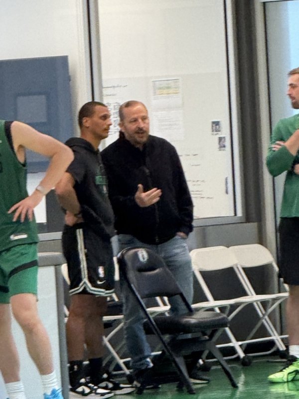 锡伯杜现身绿军练习 馆!布朗:他讲述上赛季尼克斯如何击败我们 锡伯杜现身绿军练习 馆!布朗:他讲述上赛季尼克斯如何击败我们