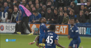 窝窝哥挂彩！阿达拉比奥尤倒地时鞋钉磕到韦霍斯特额头