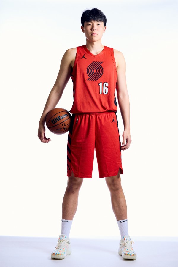 媒体人：杨瀚森攻击  掩护做得不错 也竭尽可能地去防卫  每一个球了