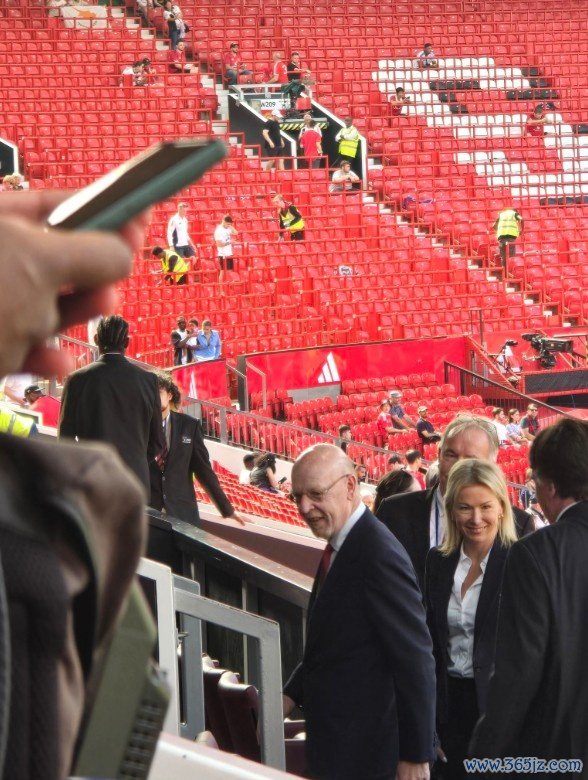 英超首轮曼联对阵阿森纳,阿夫拉姆-格雷泽现身老特拉福德 英超首轮曼联对阵阿森纳,阿夫拉姆-格雷泽现身老特拉福德