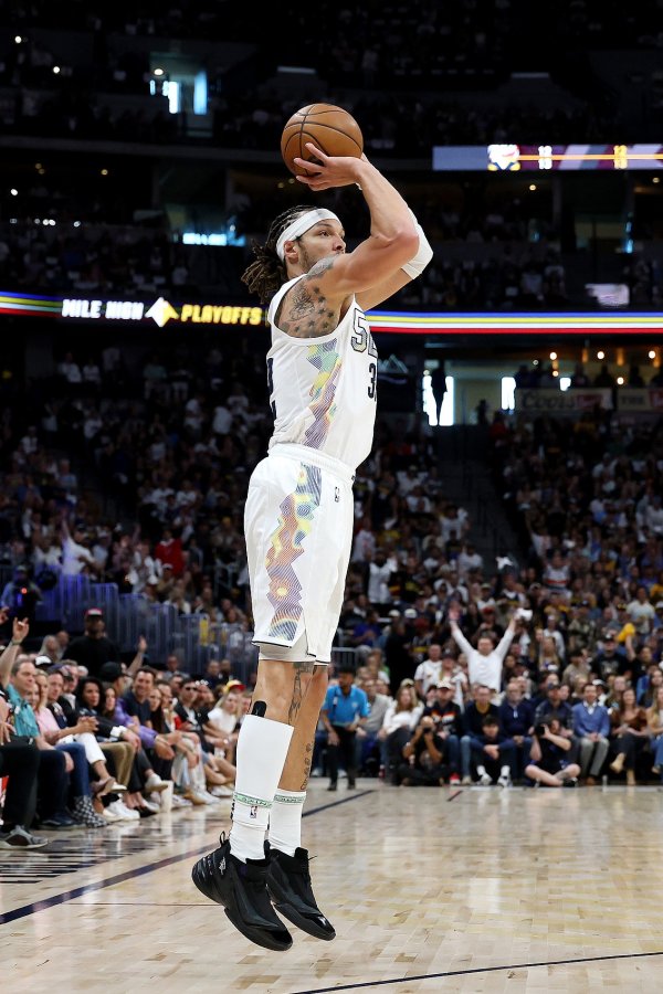 天道酬勤！戈登生涯三分命中率仅33.1% 上季43.6% 今天上半场7中7